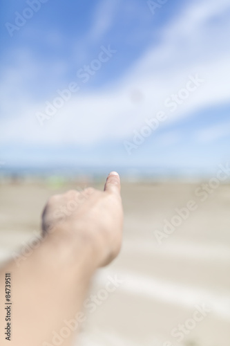 Man's arm pointing to the horizon © photopitu