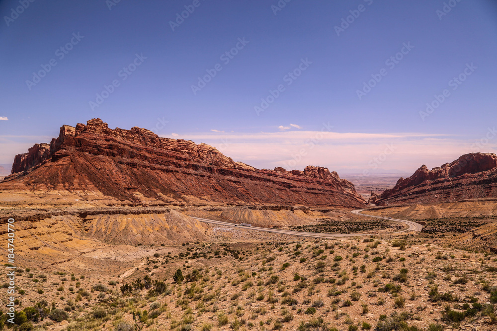 Wüstenstraße schlängelt sich durch amerikanischen Canyon