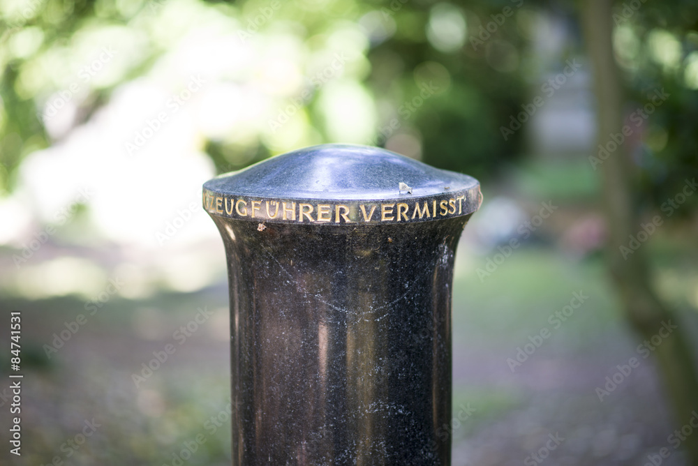 Fototapeta premium Urne: Flugzeuführer vermisst