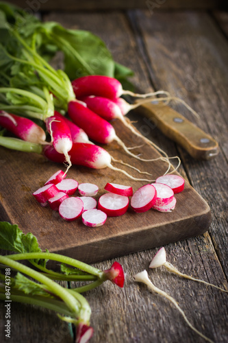 Foto fresh organic radish on cutting board