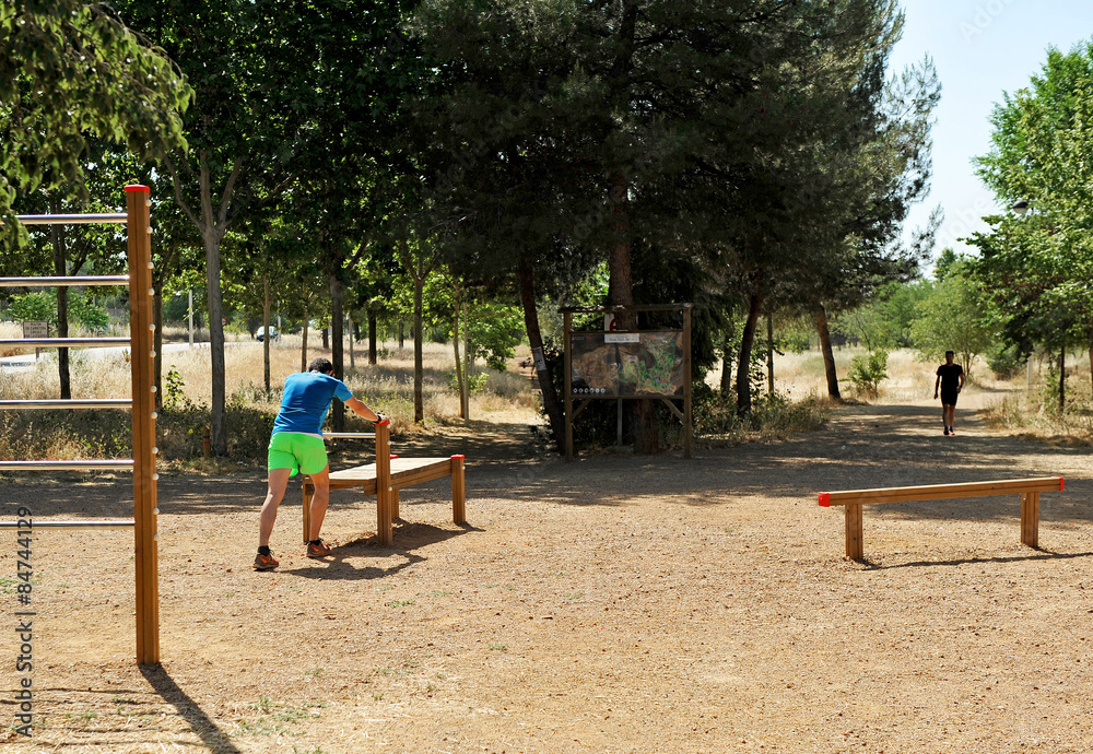 Fototapeta premium Aparatos para practicar deporte en el parque, ejercicios físicos de gimnasia al aire libre, España