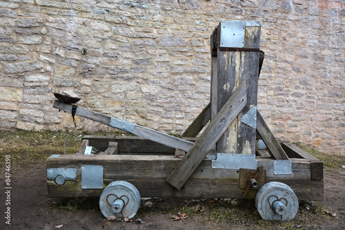 Foto Wooden catapult at the ancient Russia Izborsk fortress