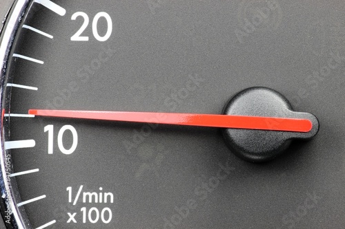 Photography analoger Drehzahlmesser eines Autos - niedertourig