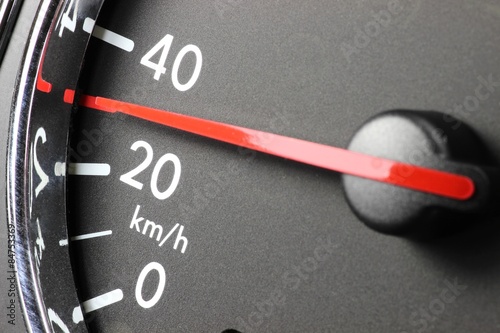 Fotografie analoger Tacho eines Autos - 30 km/h