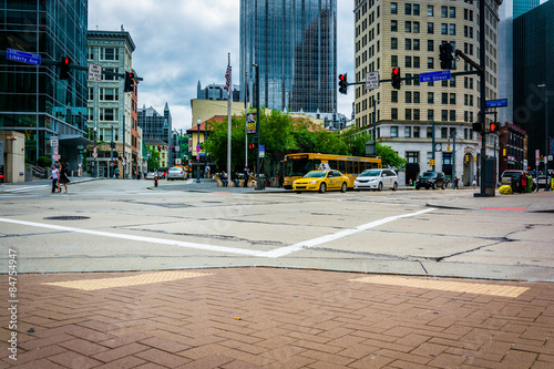 Fotografía Buildings and intersection in downtown Pittsburgh, Pennsylvania.