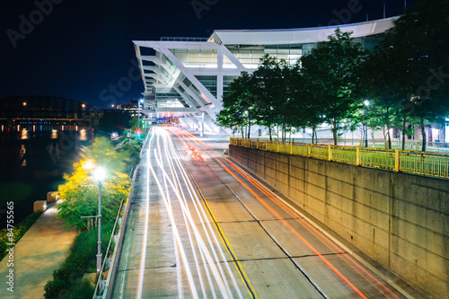 Foto The Convention Center and Fort Duquesne Boulevard at night, in P