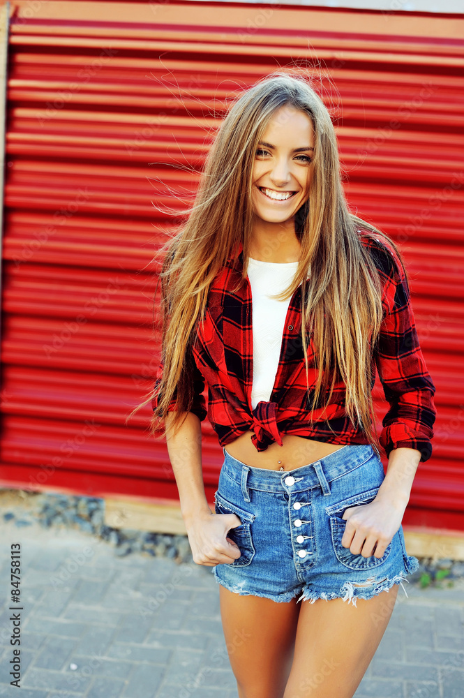 Naklejka premium Stylish beautiful smiling girl in modern casual clothes