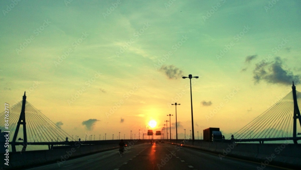 Obraz premium Sunrise between bridge and road