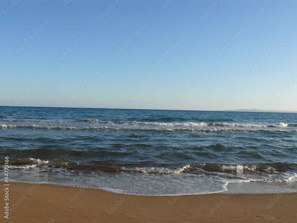Sandstrand am Meer mit wolkenfreiem Himmel Sandstrand am Meer mit wolkenfreiem Himmel