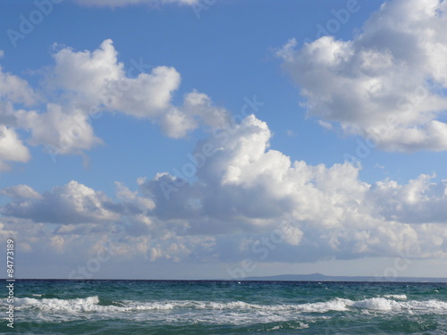blau-weißer Wolkenhimmel am Meer bei Sonnenschein