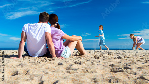 Canvastavla Family on the Beach Flying a Kite
