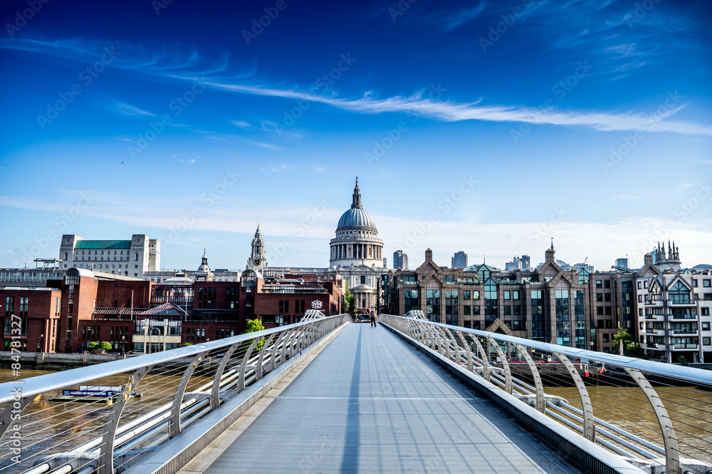 Obraz premium St Pauls From Millenium Bridge 