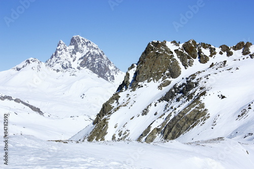 Montañas nevadas en la estación de esquí de Formigal