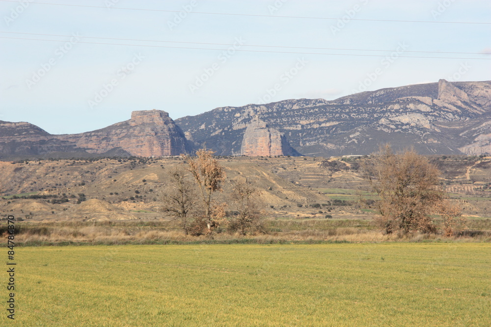 Fototapeta premium Montañas y campos de Huesca