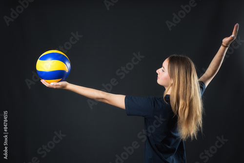Volleyballspielerin macht einen Aufschlag 