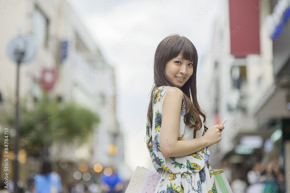 ショッピング中の若い日本人女性 ショッピング中の若い日本人女性