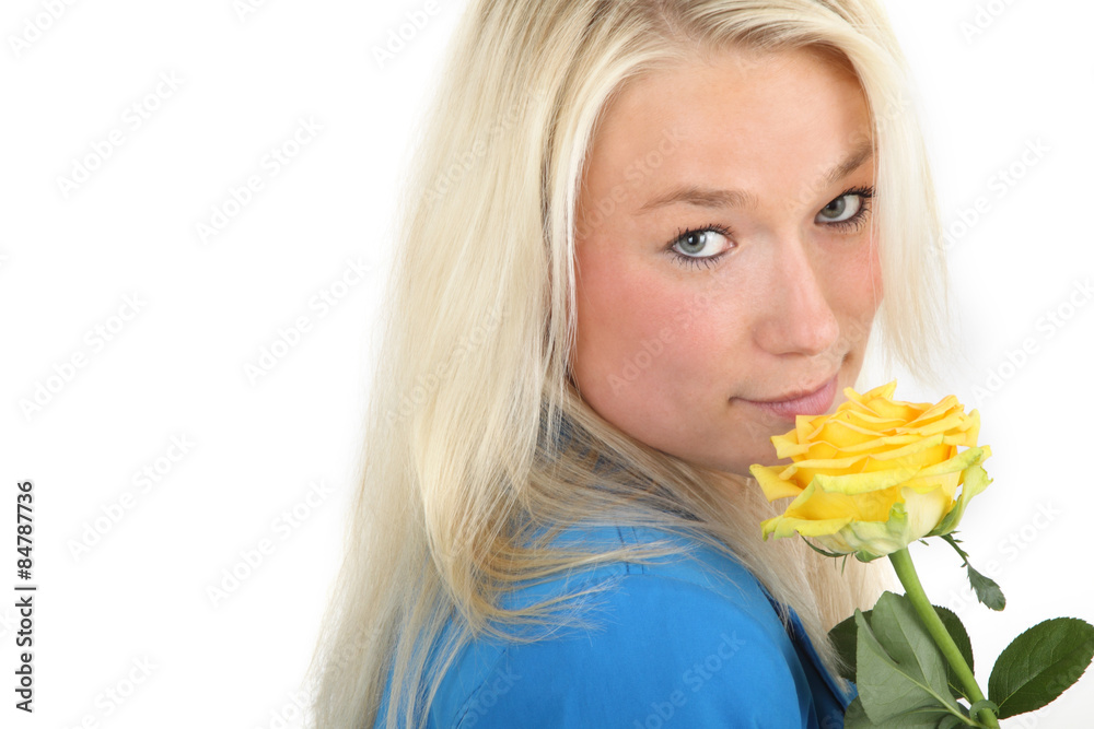 Frau hält gelbe Rose in der Hand Frau hält gelbe Rose in der Hand