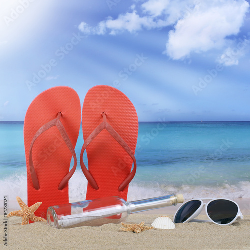 Strand Reise Ferien mit Flip Flops, Sonnenbrille im Sommer Urlau