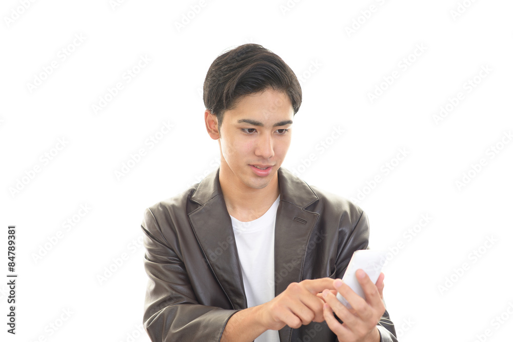 スマートフォンを持つ男性