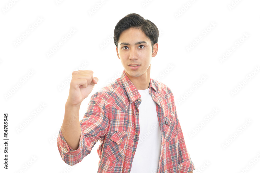 ガッツポーズの男性