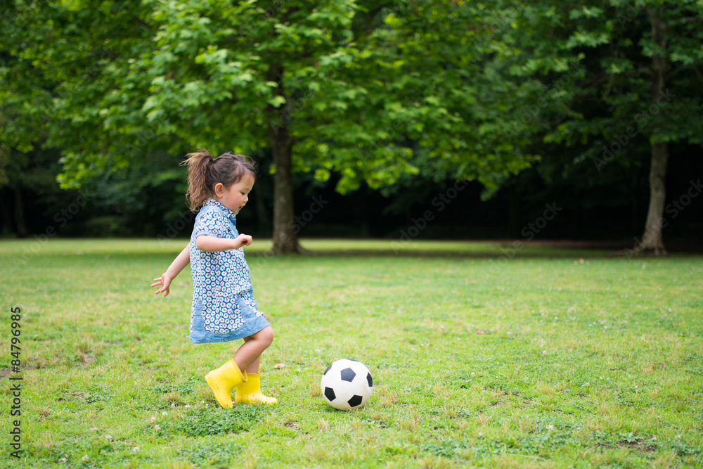 サッカーボールで遊ぶ女の子 サッカーボールで遊ぶ女の子