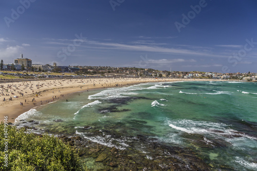 Blauer Himmel über dem berühmten Bondi Beach in Sydney photo