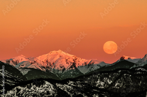 Ocaso de Luna llena al amanecer. Patagonia Argentina.
