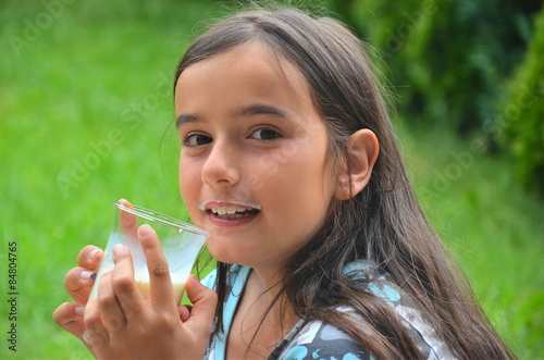 Mädchen trinkt Milch