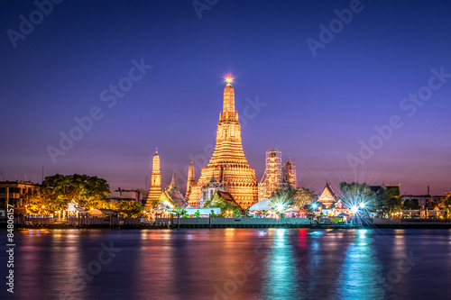 Landscape of Wat Arun at twilight time. A Buddhist temple located along the Chao Phraya river in Bangkok , Thailand © 9tiw