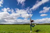 девочка подросток в прыжке на летнем поле