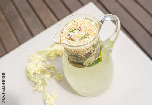 Obraz na płótnie Summer cold drink with elder berry and lime w salonie