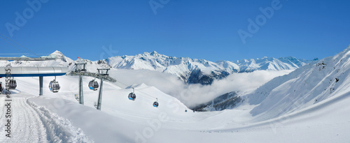 Skigebiet mit Seilbahn photo