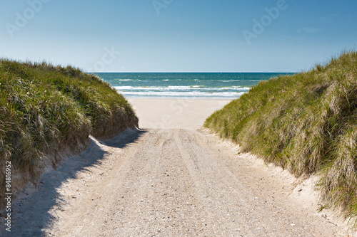 Weg zum Strand ans Meer d  rch die D  nen