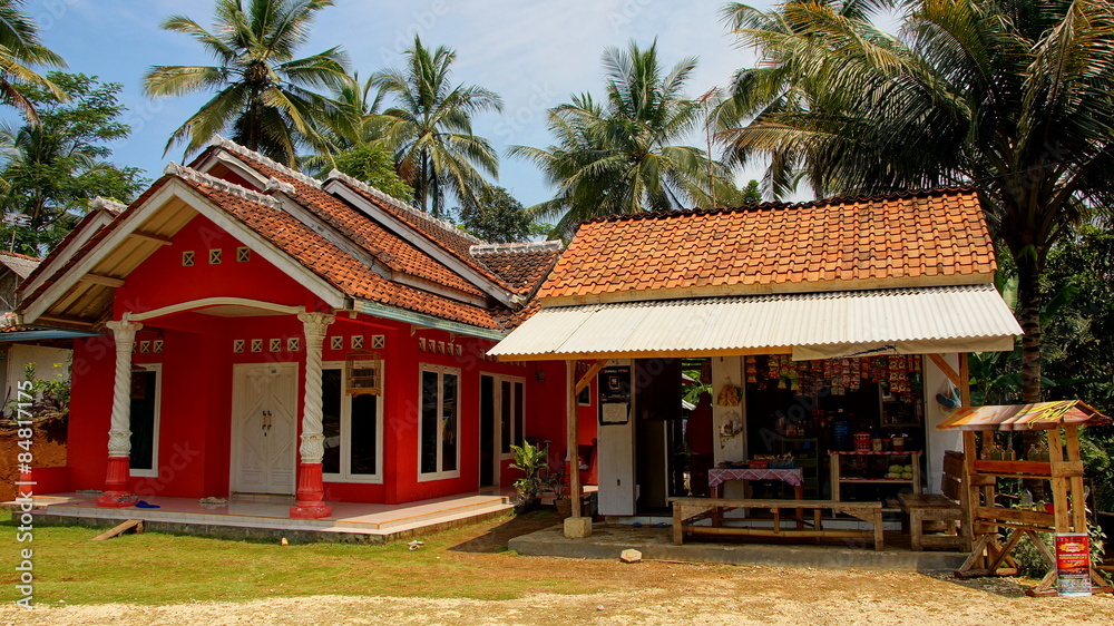 schmuckes, rotes Häuschen und kleiner Laden in Java in tropischer Umgebung