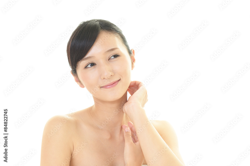 スキンケアをする女性 スキンケアをする女性