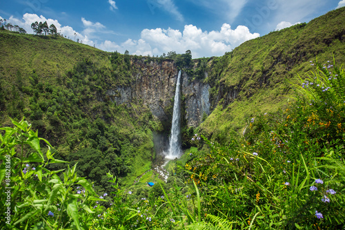 Tableau sur toile Sipisopiso waterfall in northern Sumatra, Indonesia