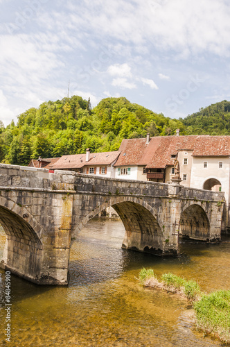 Saint-Ursanne, St-Ursanne, Stadt, Altstadt, Sankt Johanns-Tor, Stadttor, Steinbrücke, Doubs, Fluss, Schweiz