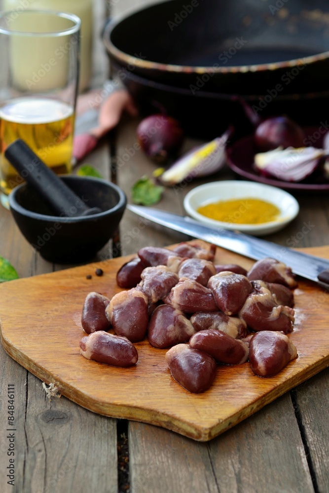 Obraz premium Chicken hearts on a chopping Board