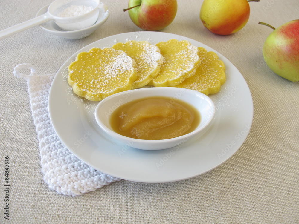 Ofengebackene glutenfreie Maisküchlein mit Apfelmus Ofengebackene glutenfreie Maisküchlein mit Apfelmus