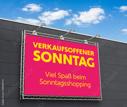 Werbebanner mit der Aufschrift Verkaufsoffener Sonntag photo
