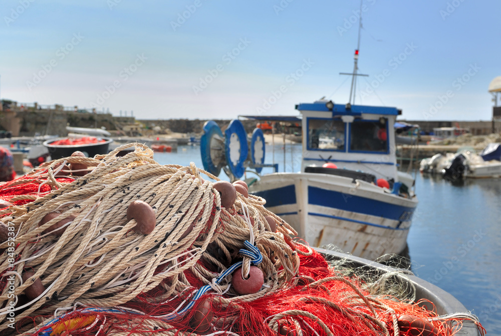 filets de pêche près d'un bateau au port 