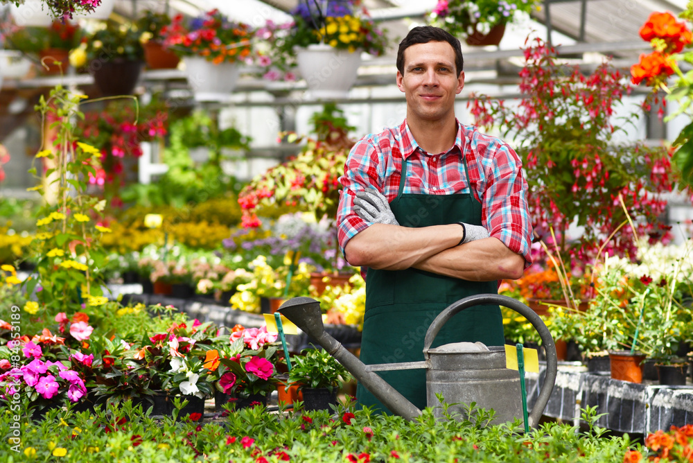 Beruf Gärtner, Portrait in einem Gewächshaus mit bunten Blumen Photos