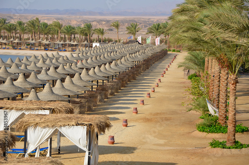 Sonnenschirme am Strand von Marsa Alam, Ägypten