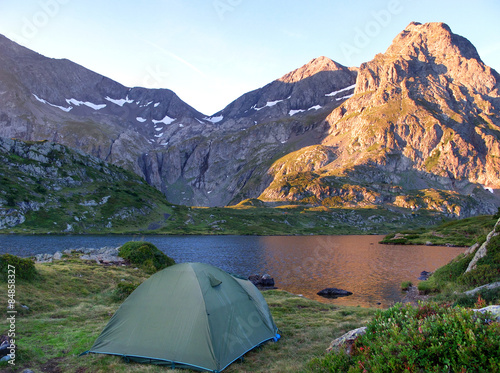 Lever du soleil au Lac Fourchu , face au Taillefer .Alpes  photo