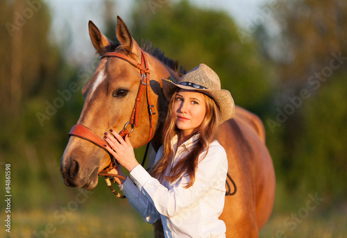 Девушка с ахалтекинской лошадью