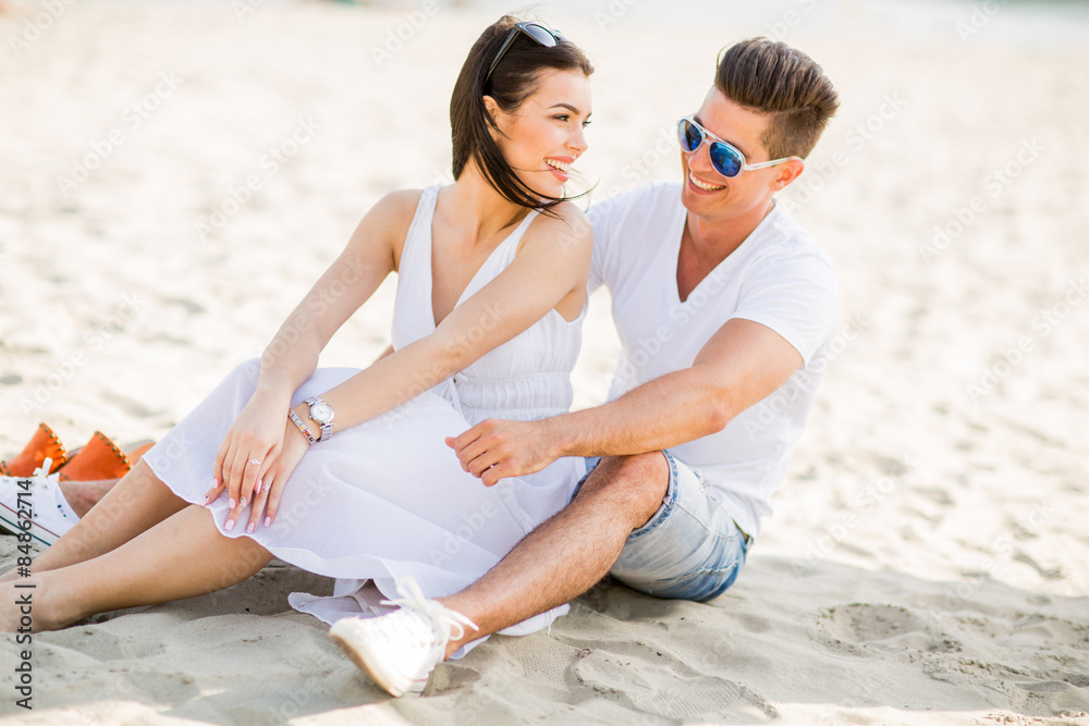 Fototapeta premium Young couple on the beach