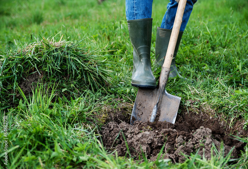 Canvas Print Man digs a hole