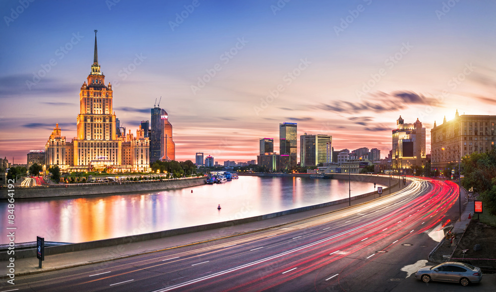 Obraz premium Вечер над гостиницей Evening over the hotel