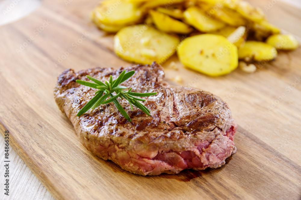 Rindersteak mit Bratkartoffeln Rindersteak mit Bratkartoffeln