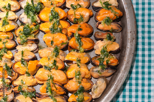 Mejillones con ajo y perejil photo